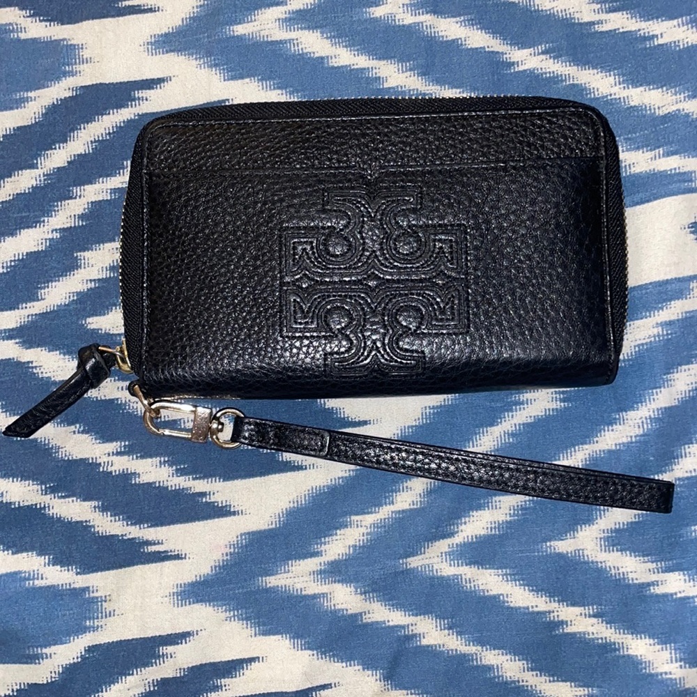 NWT Tory Burch black pebble leather wristlet